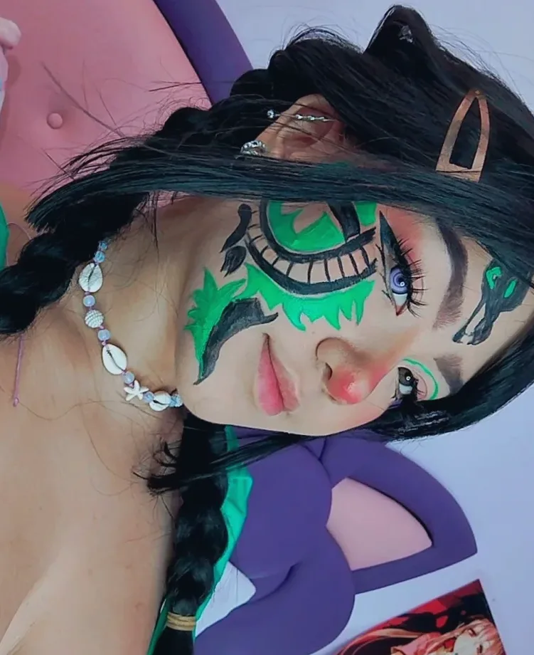 Suzanne, 25